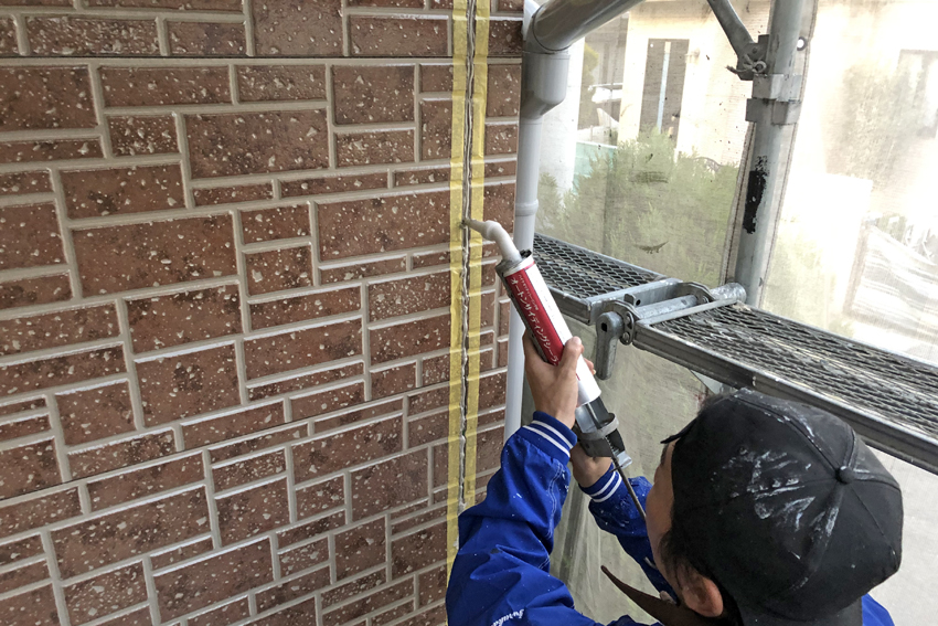 屋根の遮熱塗装、外壁のクリアー塗装と塗潰し、コーキング打替、ベランダ防水トップ