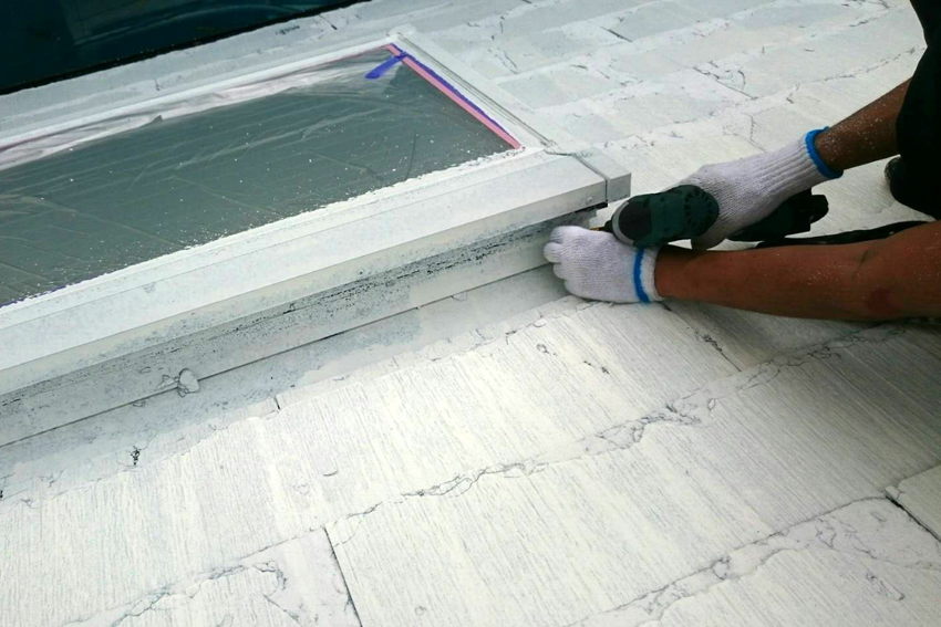 屋根塗装(遮熱)と外壁塗装(2階塗潰し、1階天然石含有塗装)