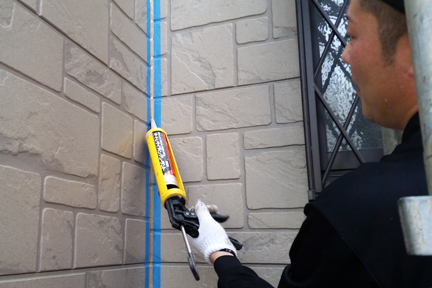 外壁の塗潰しとクリア塗装、コーキング打替、ベランダ防水トップコート