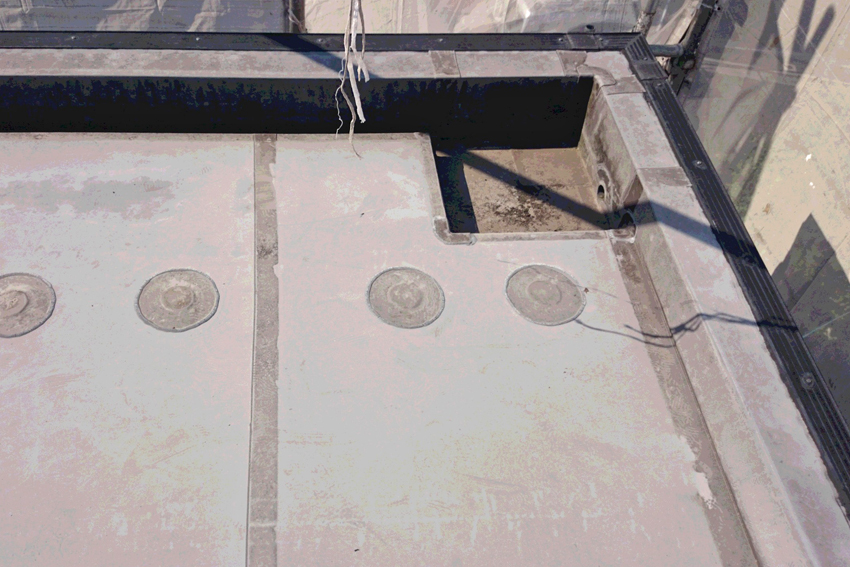 屋上シート防水をカバー工法で通気緩衝工法によるウレタン塗膜防水に