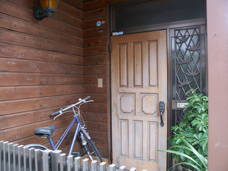 伊奈町で、玄関周りの木部塗装