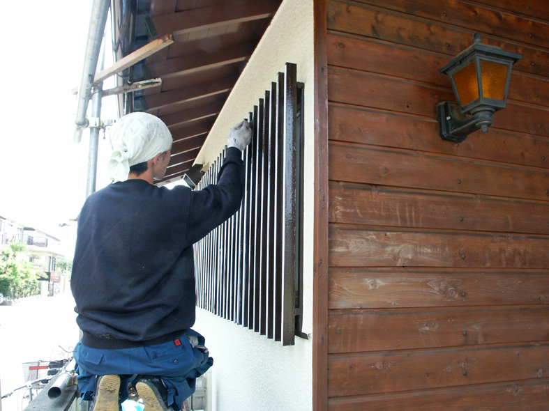 伊奈町の、木造家屋で木部塗装－鎧戸、面格子、縁台