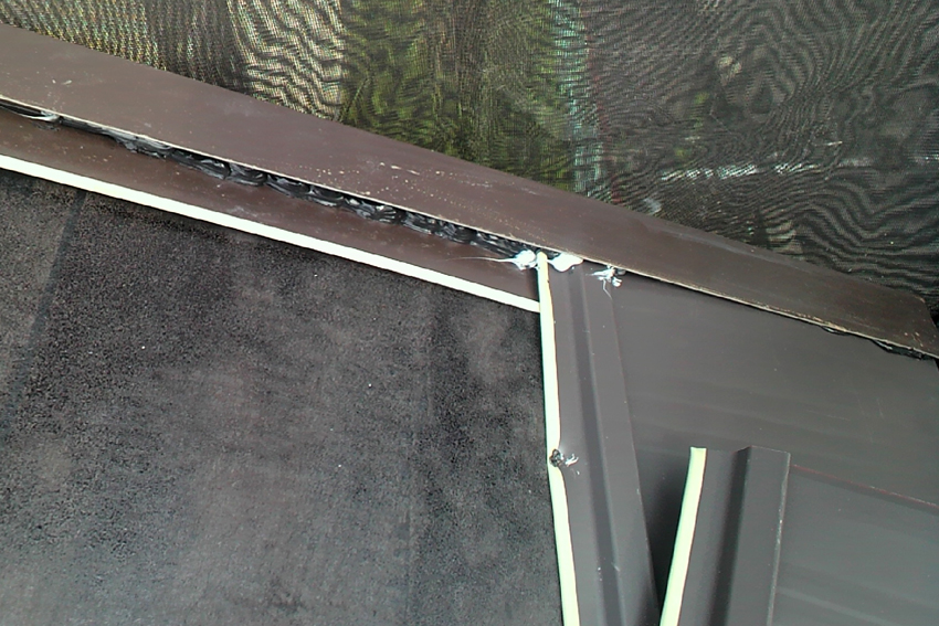 カバー工法による屋根の葺替-横暖ルーフ
