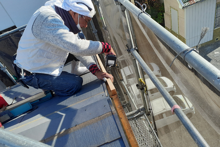 屋根のカバー工法による葺替と天窓撤去