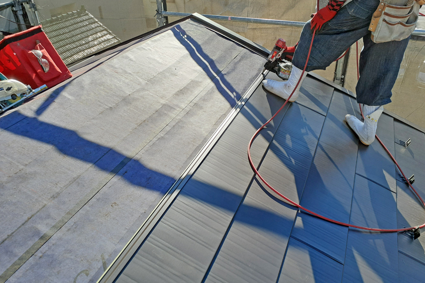 屋根のカバー工法による葺替と天窓撤去