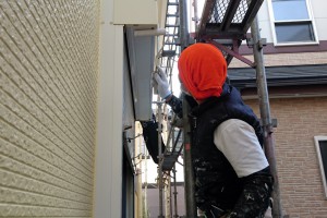 桶川市のA様邸で、外壁の入隅のコーキングと鉄部塗装