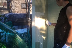 さいたま市緑区のK様邸で外壁塗装と軒天塗装が進行中
