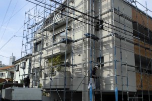 さいたま市浦和区、Kマンションで外壁塗装のために足場を設置中です