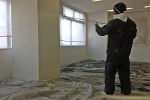 さいたま市大宮区Oビルで、内部の塗装工事が進行中