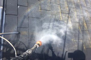 上尾市、S様邸で屋根塗装と外壁塗装のための高圧洗浄