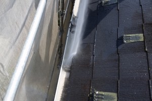さいたま市大宮区のS様邸で屋根塗装と外壁塗装のための高圧洗浄