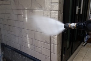 さいたま市緑区のA様邸で外壁塗装のための高圧洗浄