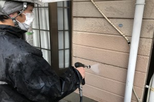 蓮田市のMアパートで屋根塗装と外壁塗装のための高圧洗浄