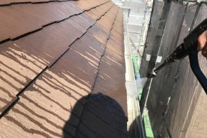 伊奈町のW様邸で屋根塗装、外壁塗装、コーキング打替とベランダ防水トップコートのための高圧洗浄を行いました。