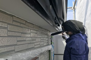 上尾市、D様邸の外壁塗装と破風・鼻隠、横樋、シャッターBOXの塗装を行いました。