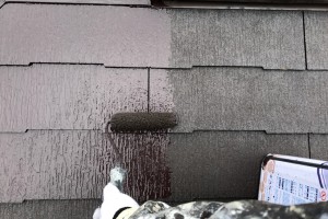 さいたま市西区、M様の外壁塗装現場で屋根の中塗が完了