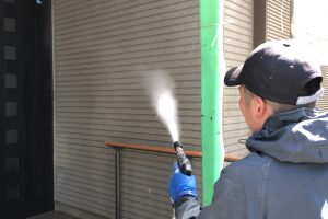 上尾市、K様邸の屋根塗装と外壁塗装のための高圧洗浄