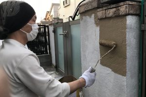 伊奈町、W様邸の外壁塗装現場でベランダ防水トップコートが完了