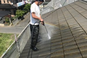蓮田市のK様邸で屋根塗装と塀塗装のための高圧洗浄