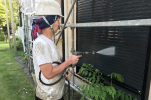 蓮田市のK様邸で屋根塗装と塀塗装のための高圧洗浄
