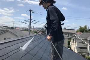 上尾市、H様邸の屋根塗装と外壁塗装のための高圧洗浄