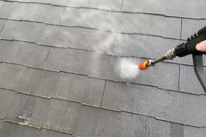 上尾市のN様邸で屋根塗装と外壁塗装のための高圧洗浄