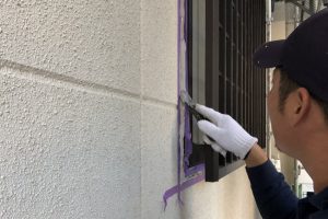 上尾市のI様邸で外壁塗装のための養生とコーキング補修