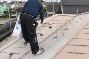 蓮田市のW様邸で屋根塗装と雪止設置