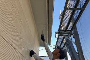 上尾市のS様邸で屋根塗装は中塗と外壁塗装の準備