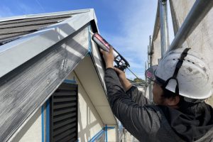 上尾市のT様邸で屋根塗装と外壁塗装のための下処理