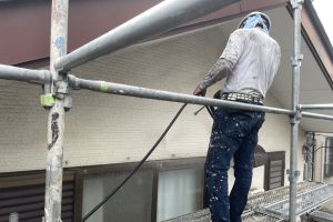 さいたま市浦和区、I様邸で屋根塗装と外壁塗装のための高圧洗浄