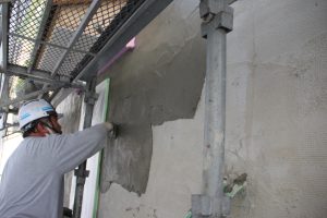 さいたま市大宮区、S様邸の外壁のモルタル塗りは仕上げに着手