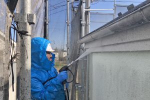 さいたま市岩槻区のI様邸で屋根塗装と外壁塗装のための養生