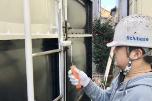 マンションの受水槽で遮光塗装は順調に進捗