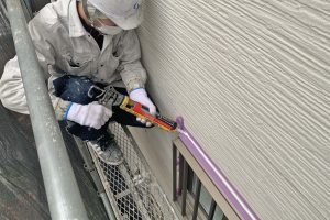 さいたま市緑区のH様邸で外壁塗装のための養生や屋根塗装前の補修