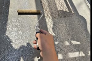 さいたま市北区のF様邸でバルコニーと玄関上のFRPトップコート他、塗装工程が完了