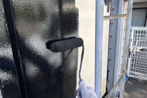 さいたま市浦和区、Cマンションで受水槽の遮光塗装は中塗が完了