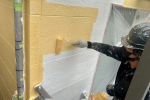 上尾市のM様邸で外壁塗装は単色部分が中塗完了