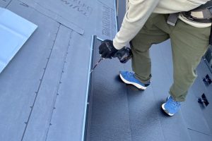 さいたま市見沼区のK様邸で屋根のカバー工法の作業が進捗中