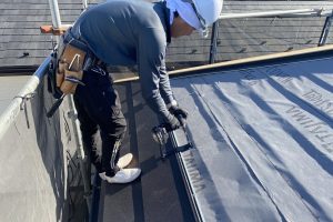 さいたま市見沼区のK様邸で屋根のカバー工法の作業が進捗中