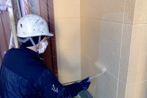 上尾市のM様邸で外壁塗装や瓦の交換が完了し、外壁縦目地