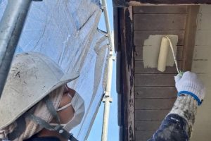 上尾市のM様邸で外壁塗装のための養生と下地処理