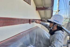 上尾市のM様邸で外壁塗装のための養生と下地処理