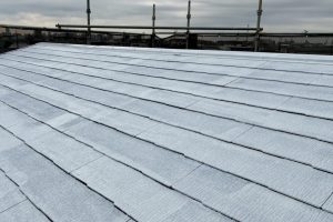 さいたま市浦和区のＷ様邸で屋根塗装の中塗りが完了