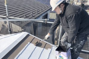 さいたま市浦和区のＷ様邸で屋根塗装の中塗りが完了