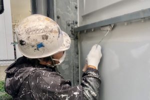 さいたま市大宮区、Dマンションの受水槽は遮光塗装が完了し上塗へ